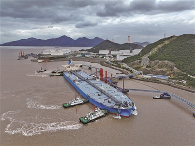 30万吨级油轮靠泊实华原油码头卸载