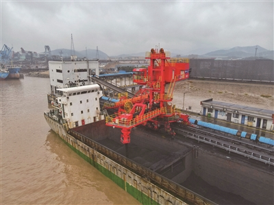 宁波舟山港老塘山作业区多台大型港口设备改造投产